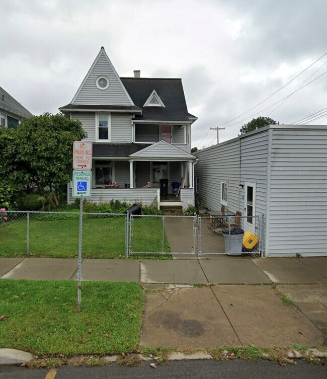 Building Photo - 236 Robinson St