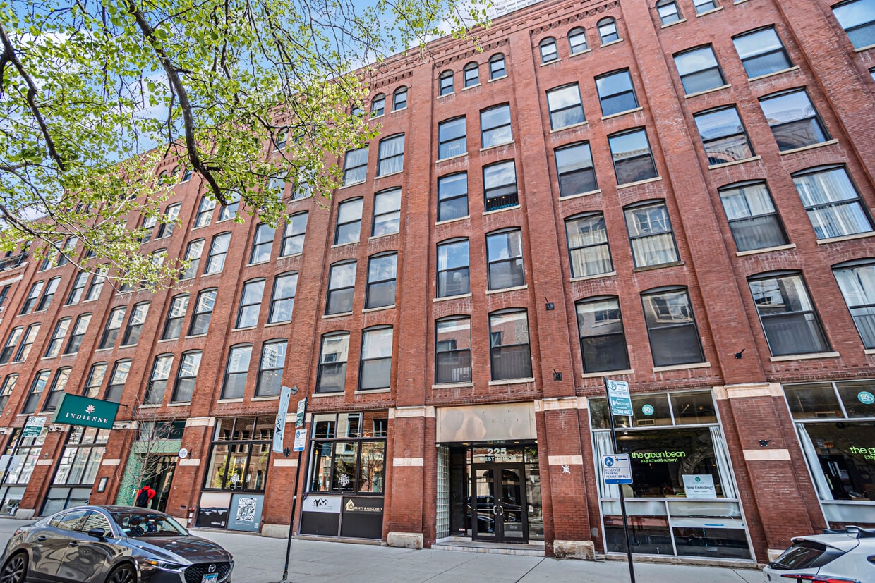 Primary Photo - 225 W Huron St