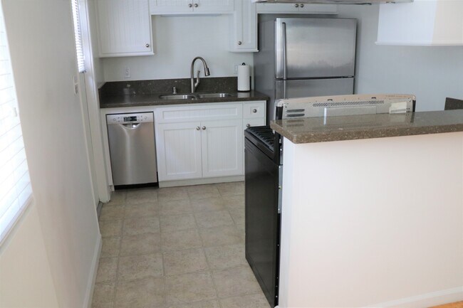 Kitchen. - 512 Hill St