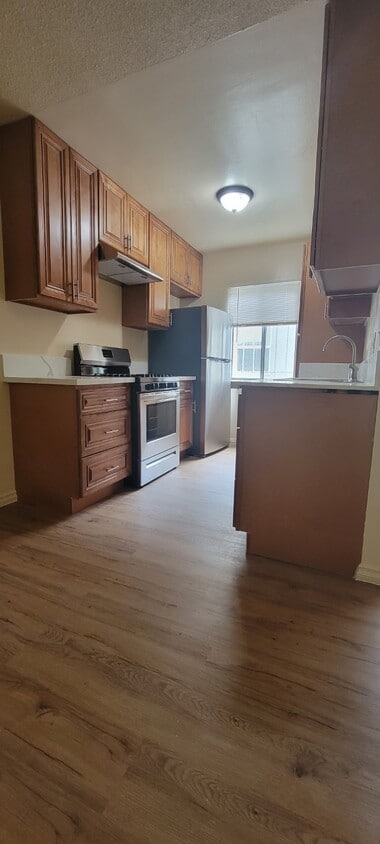 Folleto/Volante de marketing - 842 N Sycamore Ave