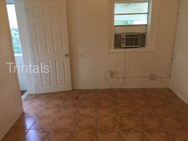 Building Photo - 1 bed 1 bath duplex!