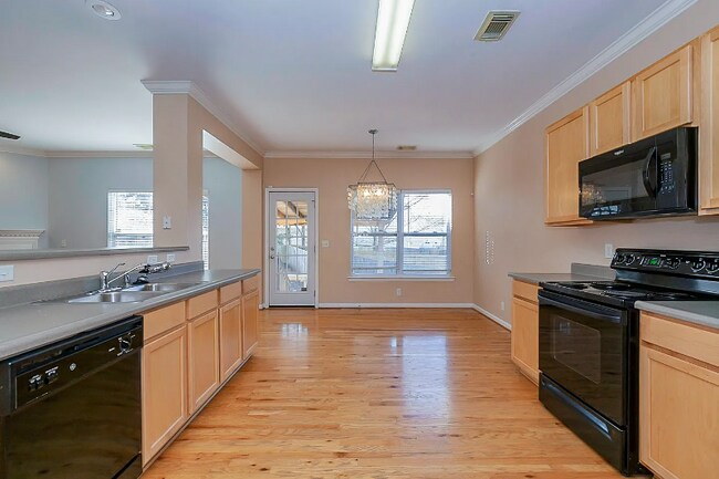 Foto del edificio - 316 Deep Woods Cir