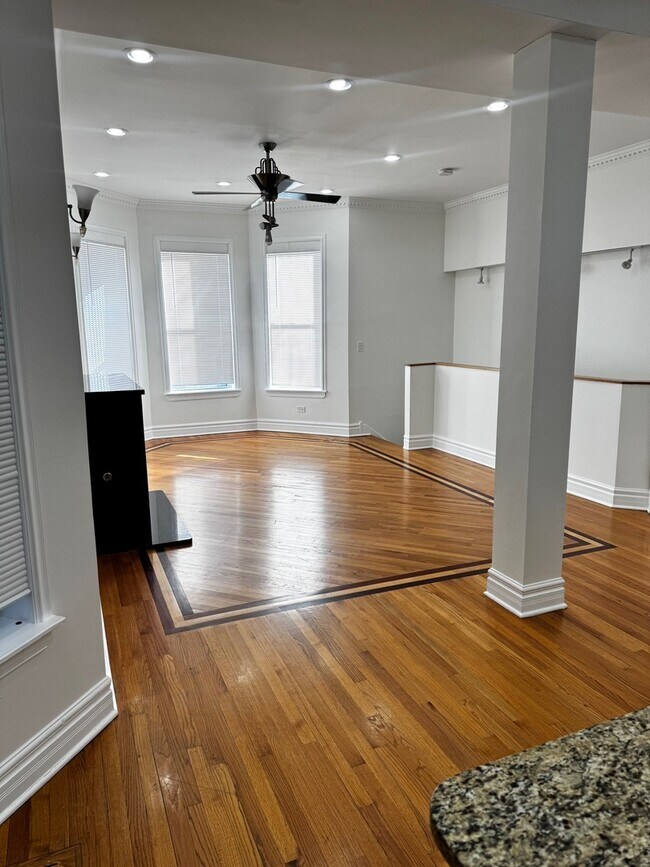 Foto del edificio - 4852 S Prairie Ave