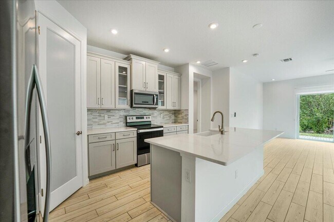 Building Photo - 6818 Pointe of Woods Dr