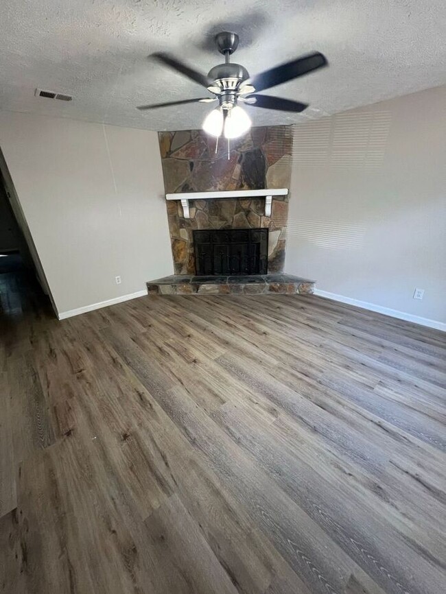 Building Photo - Newly Renovated ranch 2 bedroom 2 bath dup...