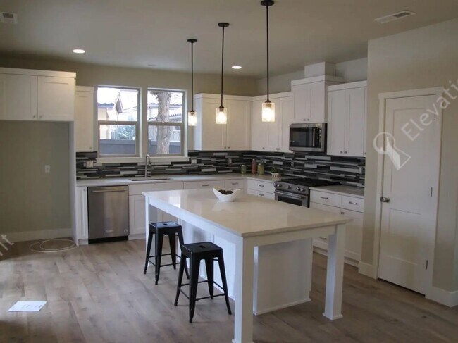 Foto del edificio - Coming Soon, Unfurnished - Luxury Home in ...
