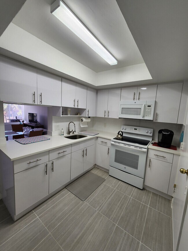 Foto del edificio - 1400 NE 169th St