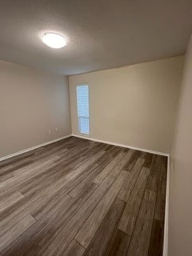 Building Photo - Condominium in Greenbrier. Available immediately! Conveniently located near the U of M. Newly ren...