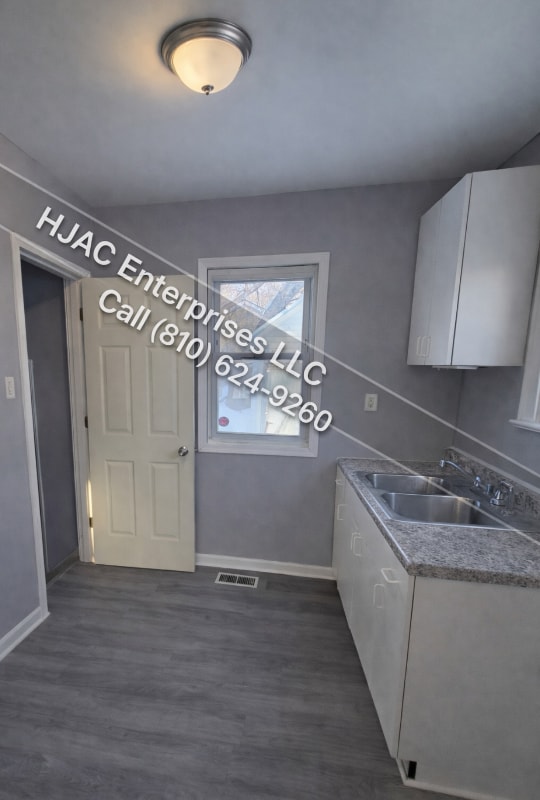 Building Photo - 722 Frank St