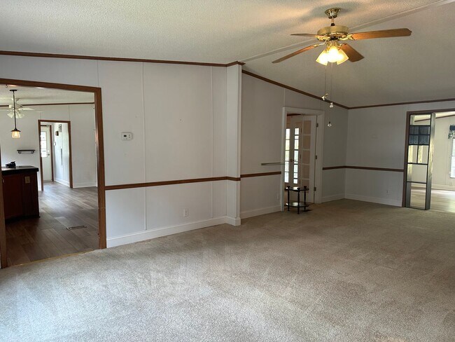 Foto del edificio - 4 bedroom 2 bathroom spacious home!