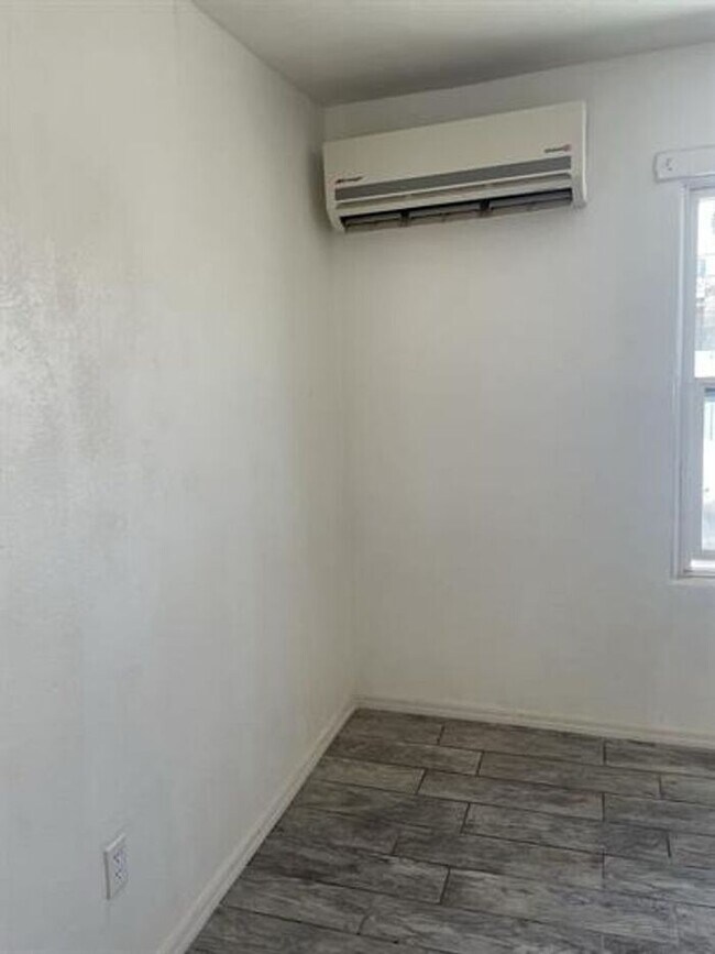 Building Photo - Minutes to U of A Duplex