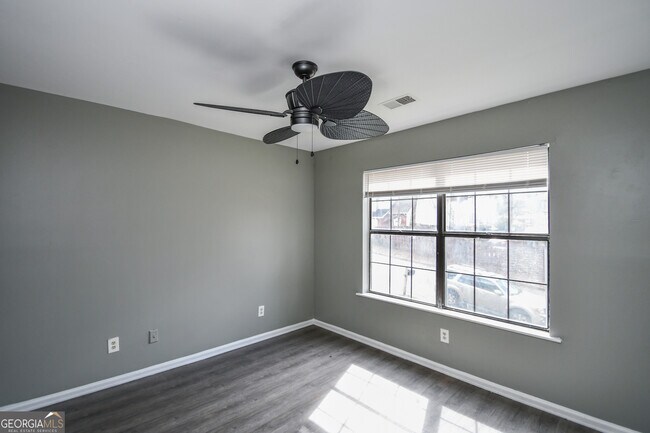 Foto del edificio - 735 Oak Dr