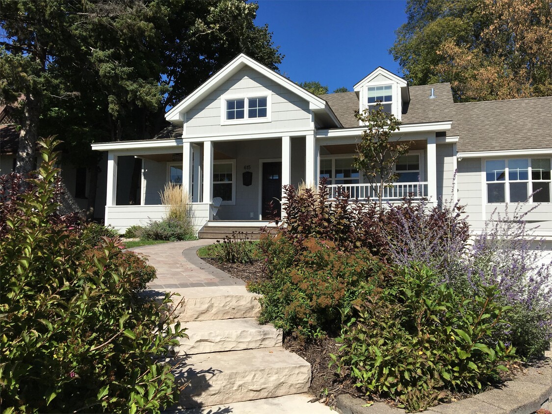 Foto principal - 615 Rice St E