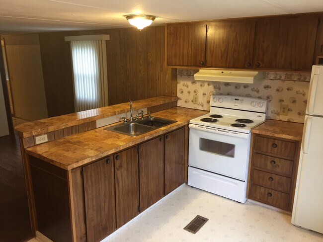 Building Photo - 996 N Co Rd 550 W