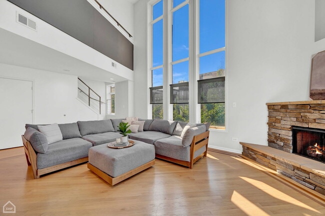 Building Photo - 603 N Paulina St