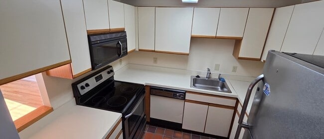 Building Photo - 200 Ledgewood Dr