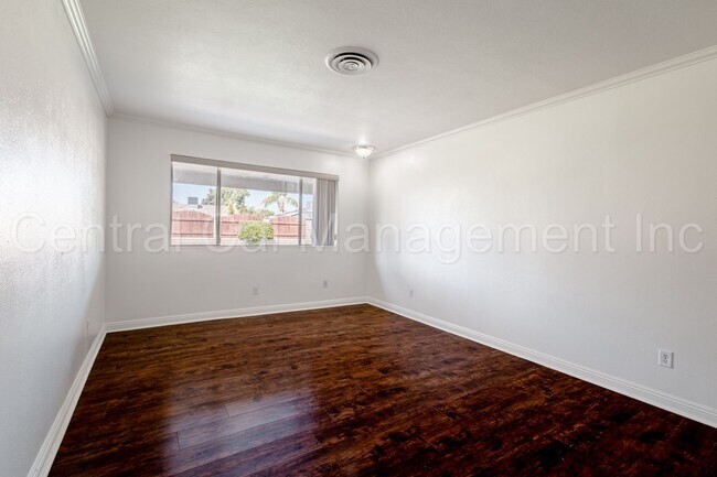 Building Photo - 3 Bedroom/2 Bath Home - $2250 per month!