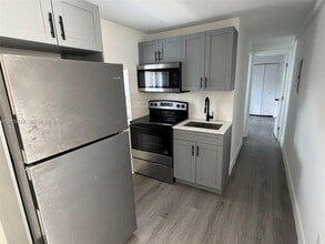 Building Photo - 638 SW 21st Ave