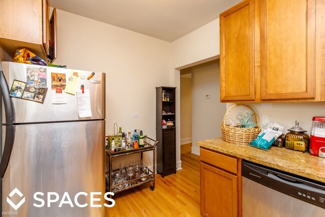 Building Photo - 3 br, 1 bath Apartment - 1406 West Roscoe #3S