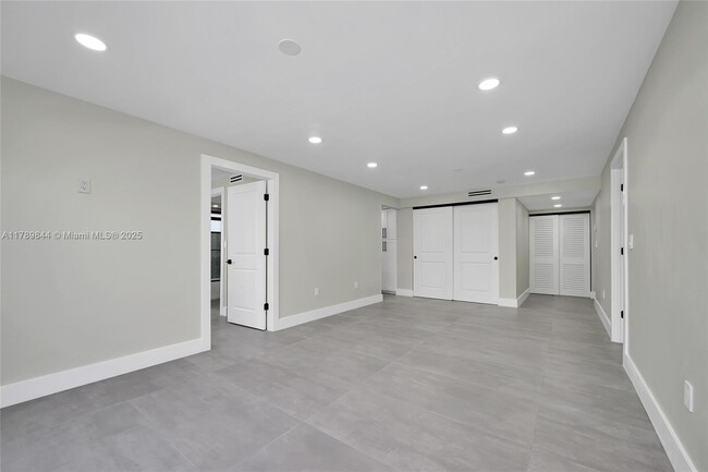Foto del edificio - 6725 Harding Ave