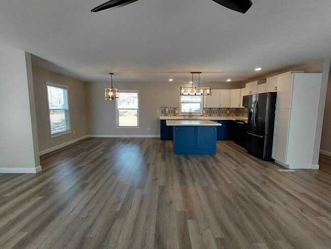 Building Photo - Spacious Home