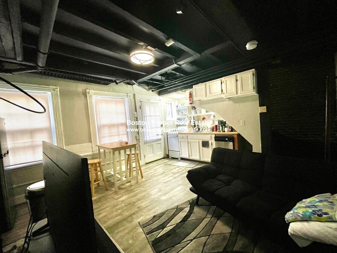 Primary Photo - 2 Champney Pl