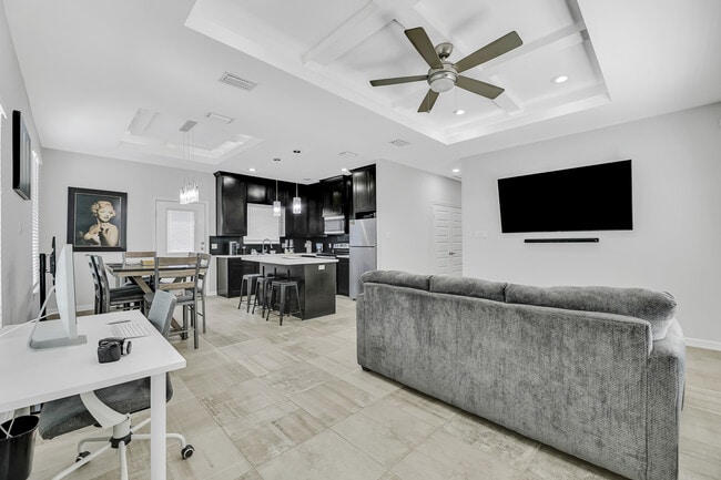 Building Photo - 708 E La Cantera Ave