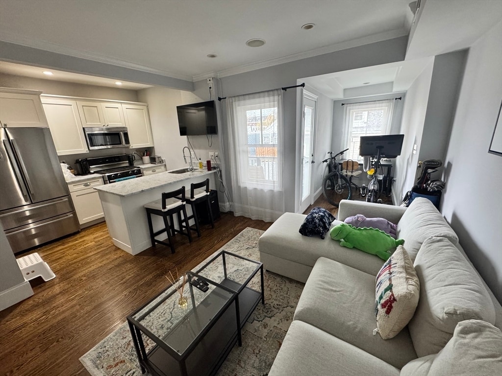 Primary Photo - 252 Bowen St