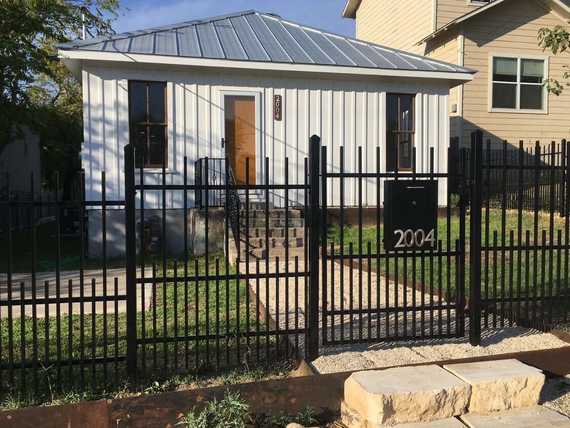 Primary Photo - 2004 Rosewood Avenue