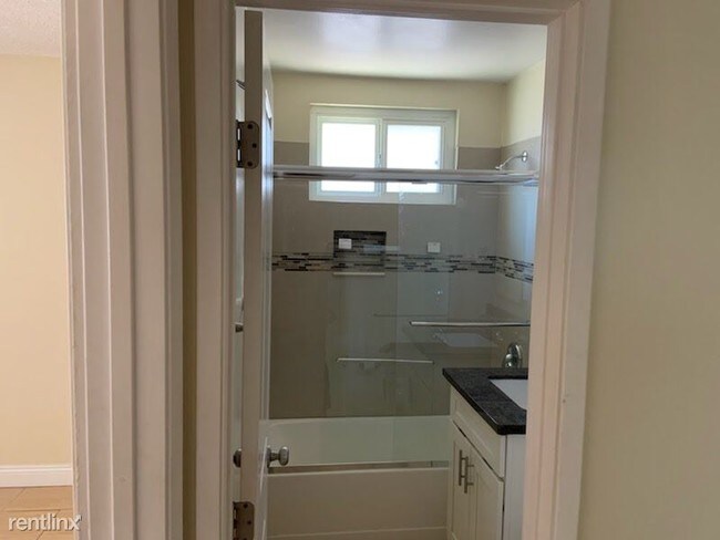 Foto del edificio - 3 br, 1 bath Apartment - 5900 Muller St