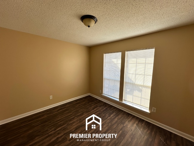 Building Photo - 3BR Home w/ Brick Fireplace, Garage & Fenced Yard in Memphis