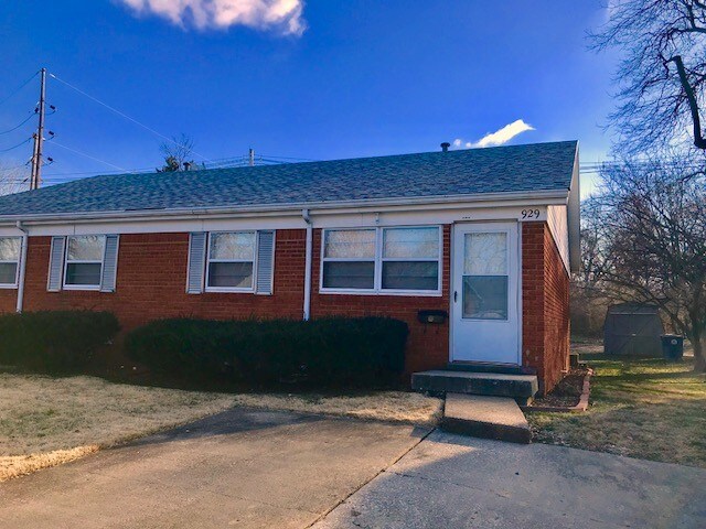Primary Photo - 929 E Fairlawn Cir