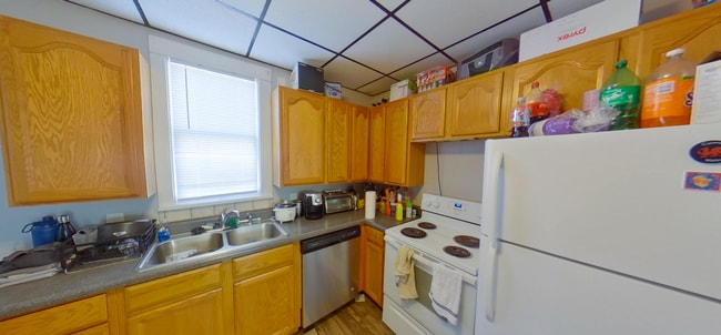 Foto del edificio - 3D Tour Available - Fenced-in Yard + Off-S...