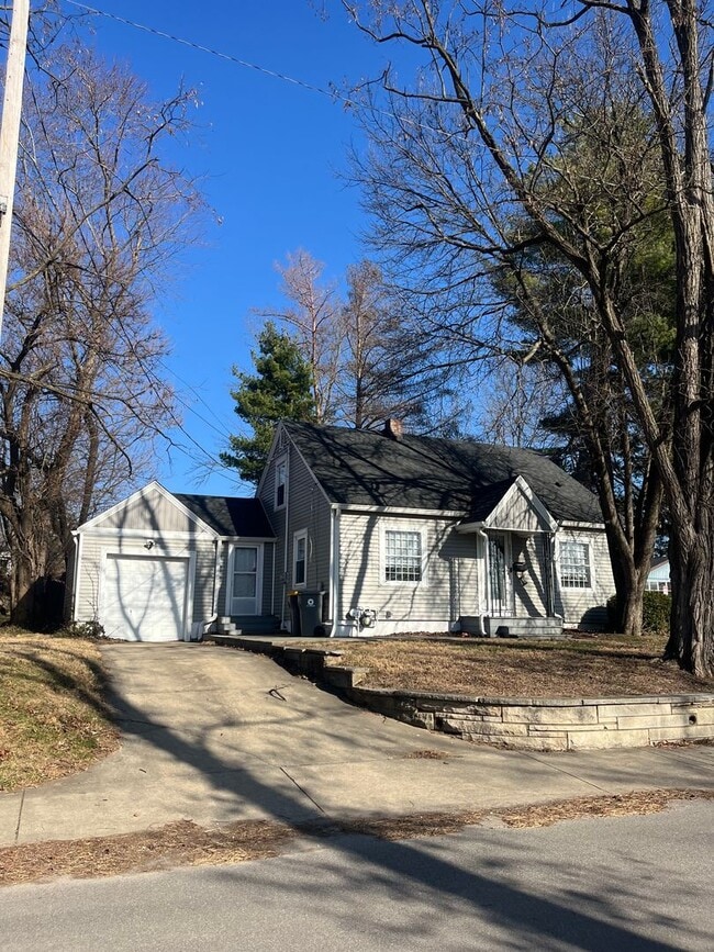 Building Photo - Spacious 3 bedroom, 1 bath Home - Available July 2026!