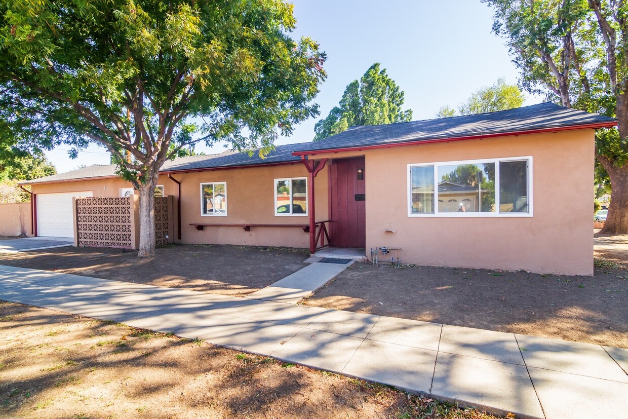 Primary Photo - Remodeled 3 BEDROOM 2 BATH HOME!