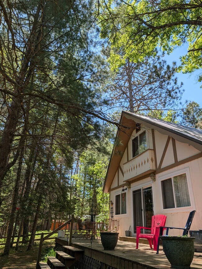 Foto del edificio - 2832 Creekview Dr