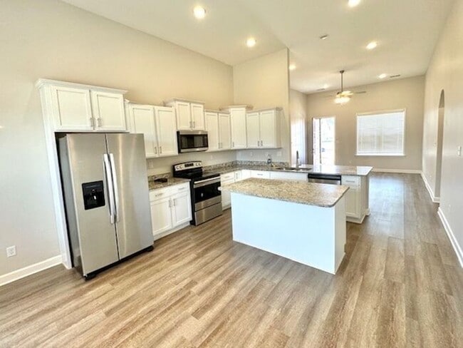 Building Photo - Now Leasing a4 Bedroom 3 Bath Home Now Ava...