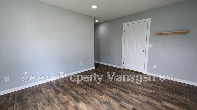 Building Photo - 4808 Tyrone Rd