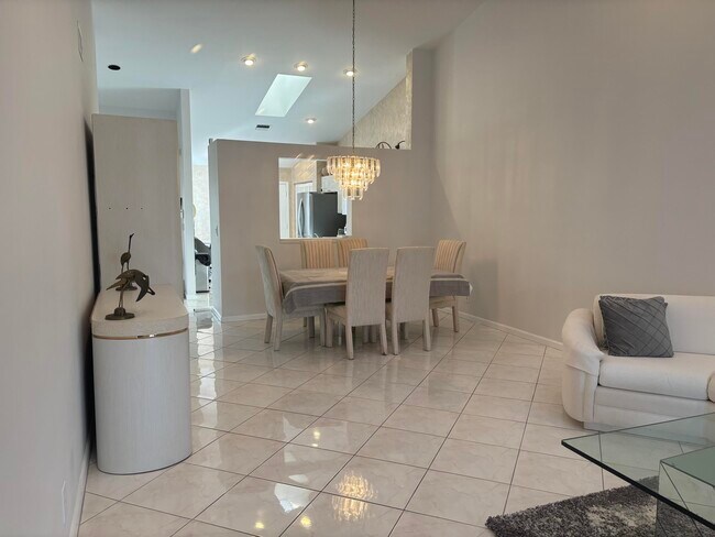 Building Photo - 5574 Royal Lake Cir
