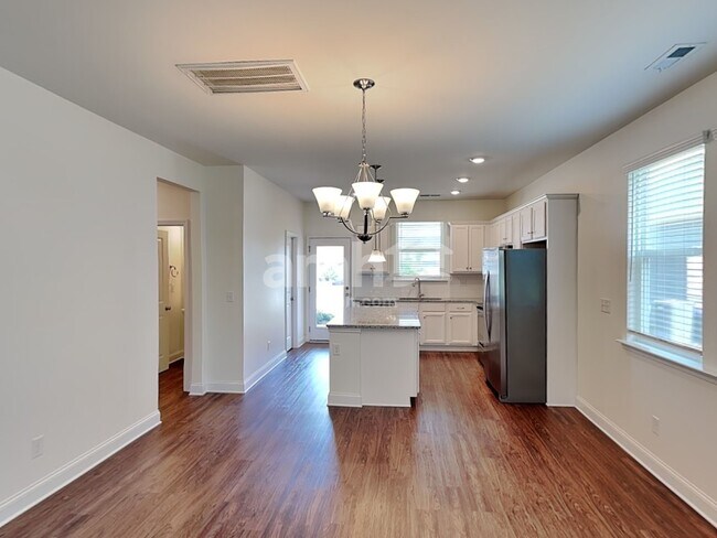Foto del edificio - 211 Stowe Rd