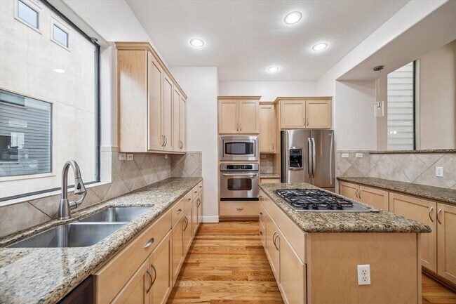Building Photo - 5223 Lillian St