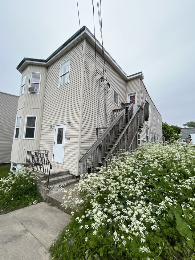 Building Photo - 160 Charlotte St W