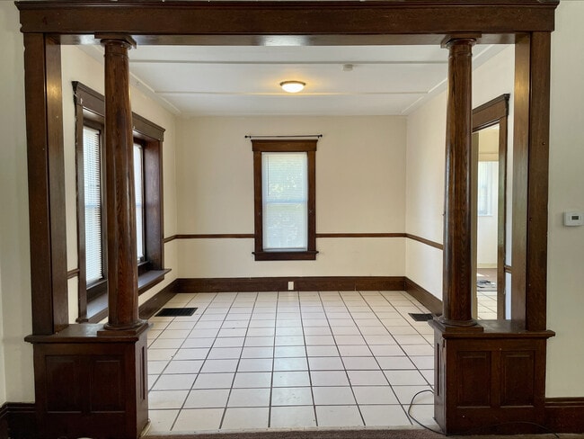 Building Photo - 887 N Howard St