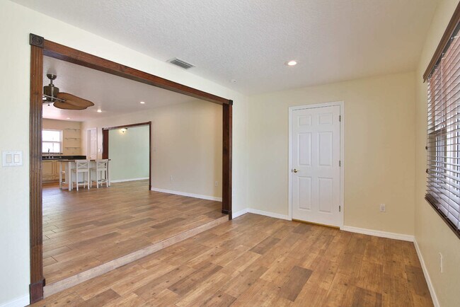 Building Photo - 2707 Sydelle St