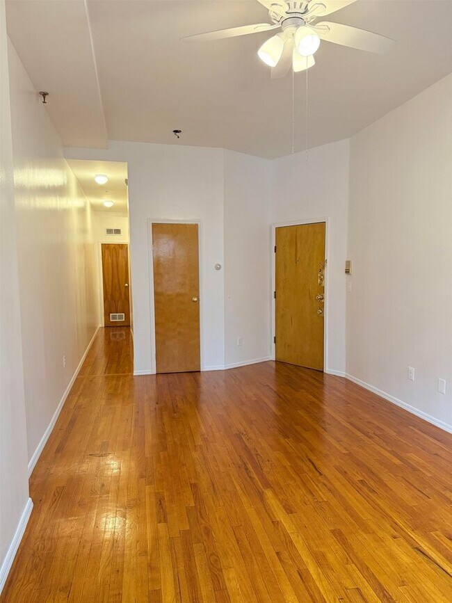 Foto del edificio - 636 Newark Ave