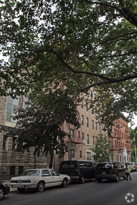 Foto del edificio - 484 E 23rd St