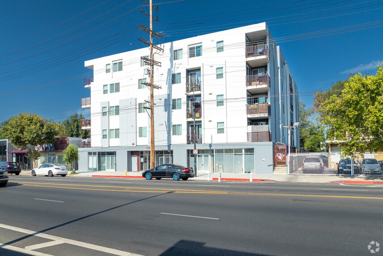 Foto del edificio - 7343 Reseda Blvd