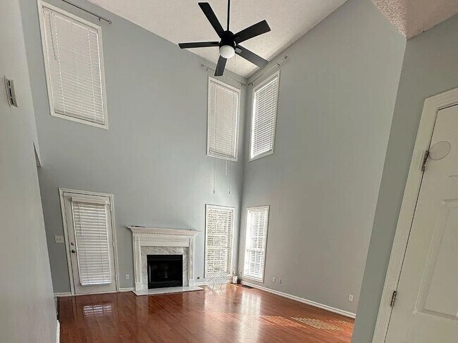 Building Photo - Room in House on Lakeview Rd