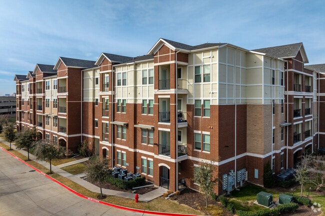 Building Photo - The Mansions at Mercer Crossing