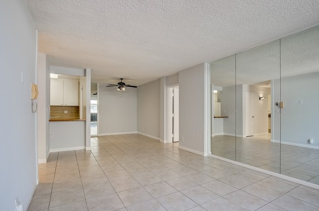 Building Photo - 117 S Doheny Dr